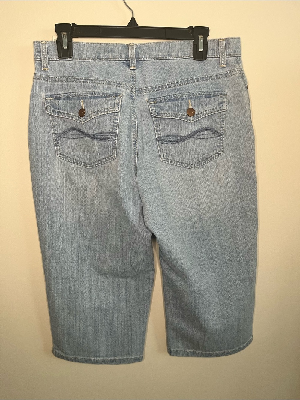 Women's Gloria Vanderbilt Amanda Skimmer Light Wash Capris - Picture 3 of 11